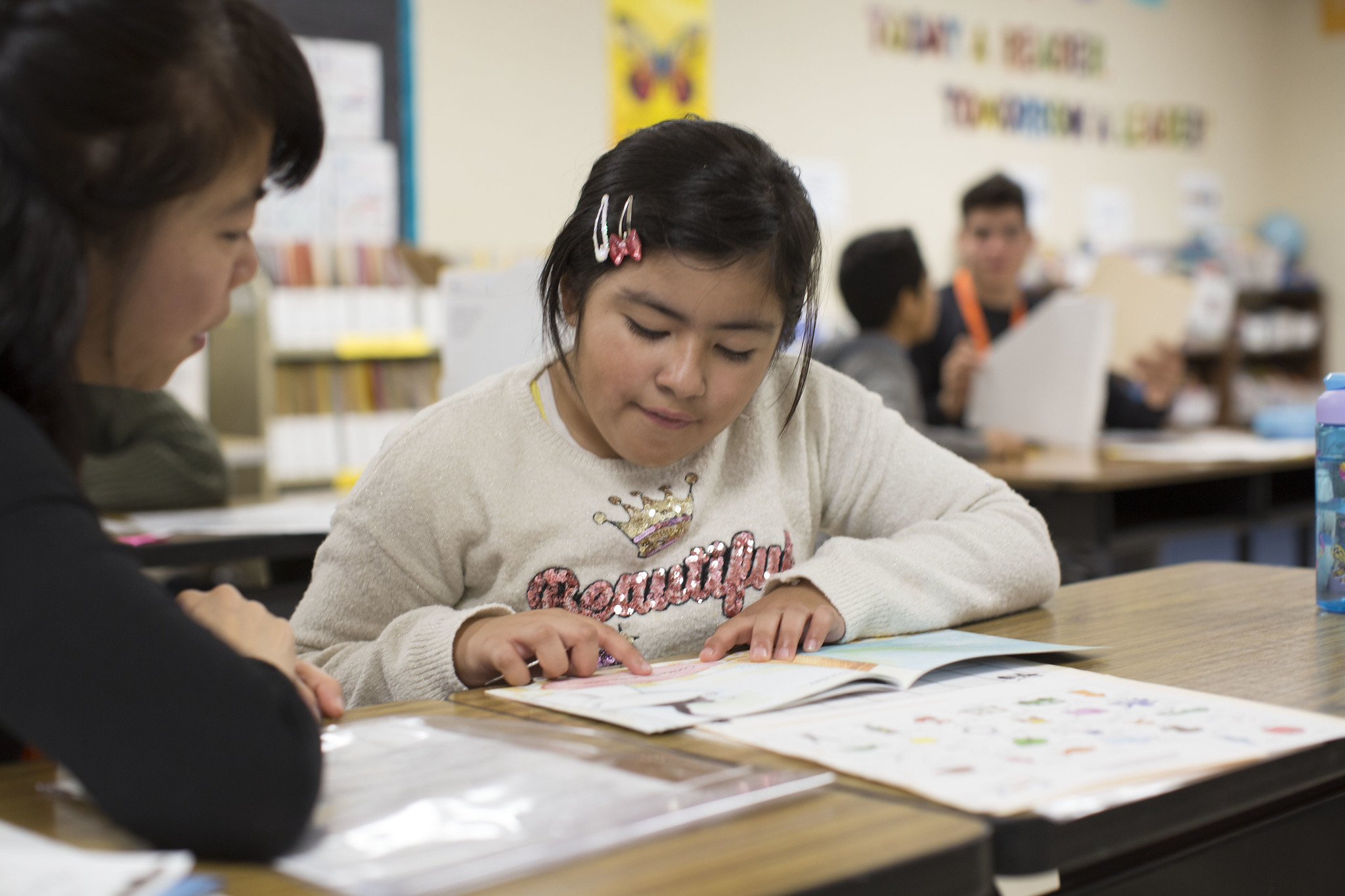 student reading a book, using her brain to understand the sentences